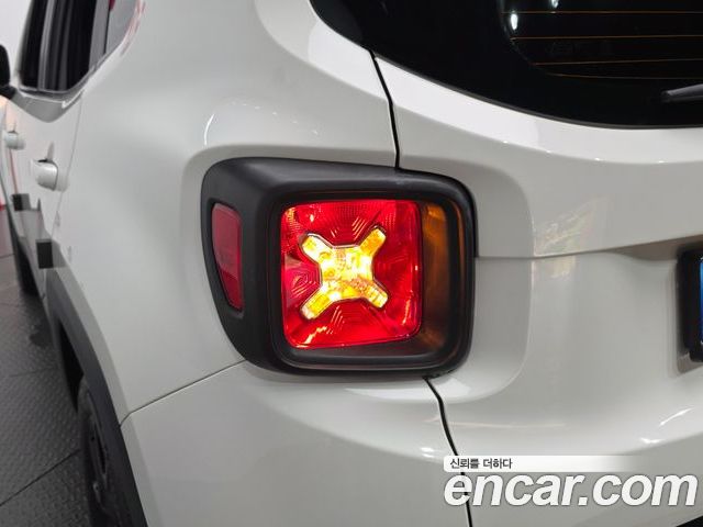 Jeep Renegade 2022 — фото 9