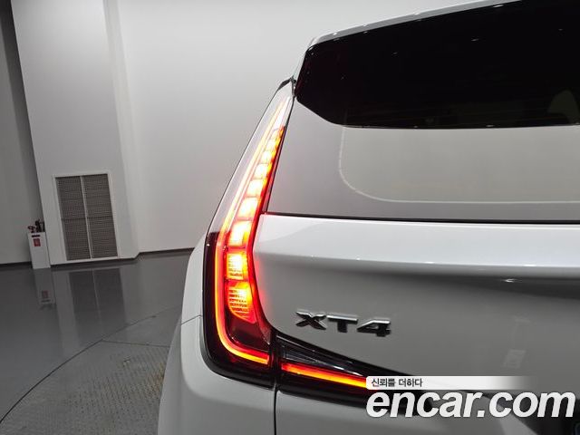 Cadillac XT4 2023 — фото 9