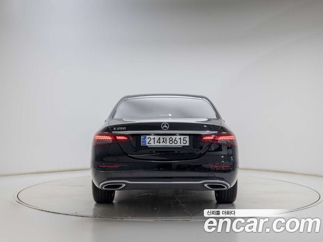 Mercedes-Benz E-Class 2023 — фото 4