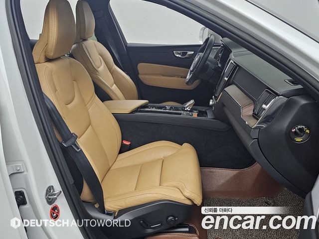 Volvo XC60 2022 — фото 10