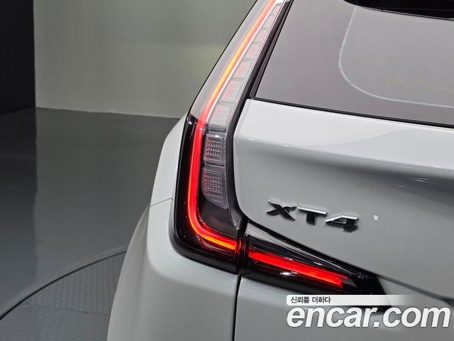 Cadillac XT4 2023 — фото 9