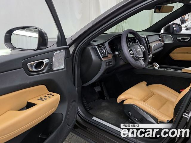 Volvo XC60 2022 — фото 10