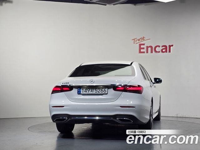 Mercedes-Benz E-Class 2023 — фото 4