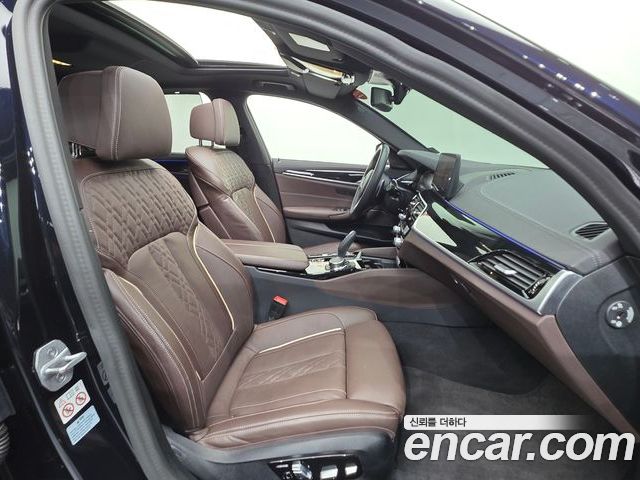 BMW 5 Series 2023 — фото 10