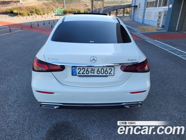 Mercedes-Benz E-Class 2022 — фото 4