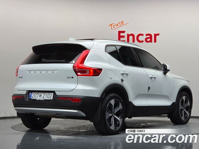 Volvo XC40 2023 — фото 2