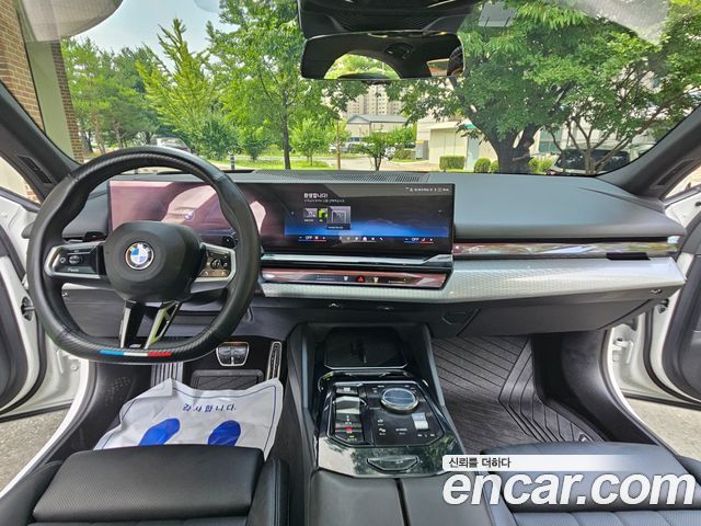 BMW 5 Series 2025 — фото 10