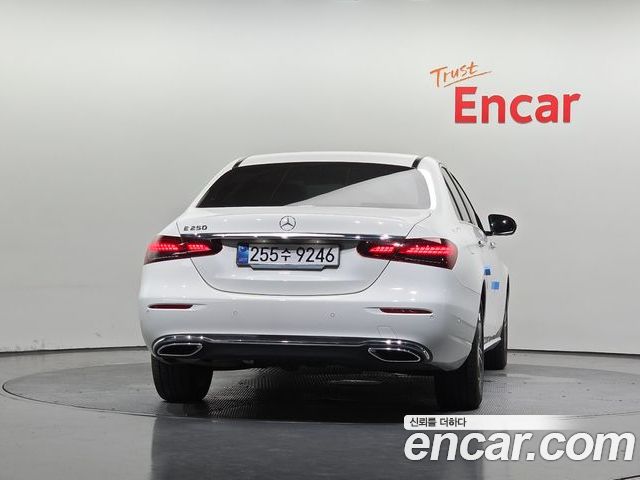 Mercedes-Benz E-Class 2023 — фото 4