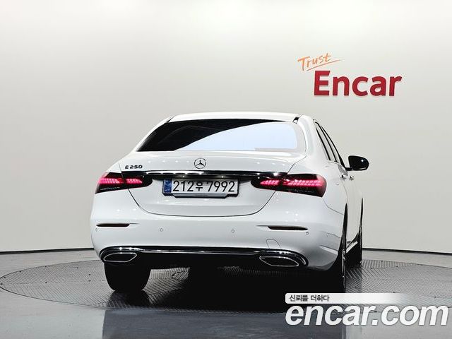 Mercedes-Benz E-Class 2023 — фото 4