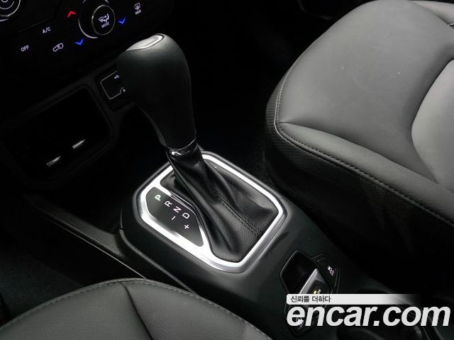 Jeep Renegade 2023 — фото 9