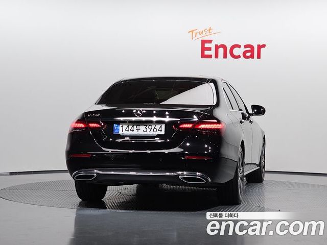 Mercedes-Benz E-Class 2022 — фото 4