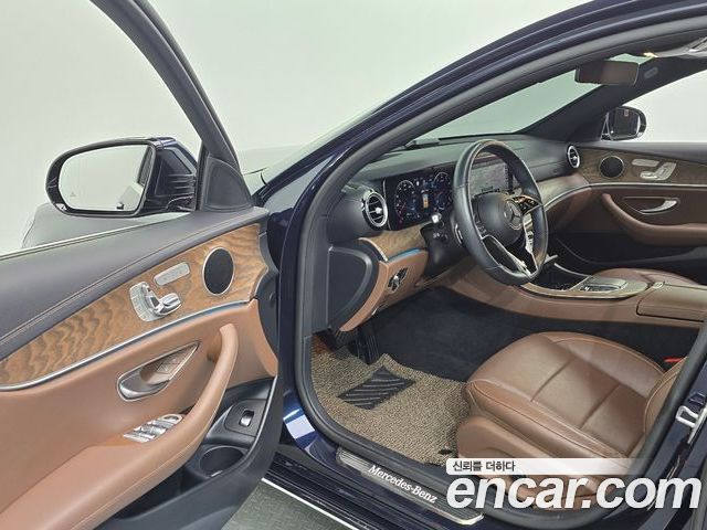 Mercedes-Benz E-Class 2022 — фото 10