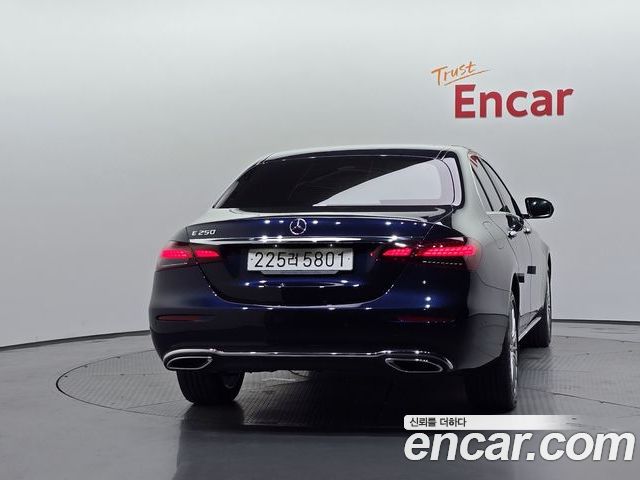 Mercedes-Benz E-Class 2022 — фото 4