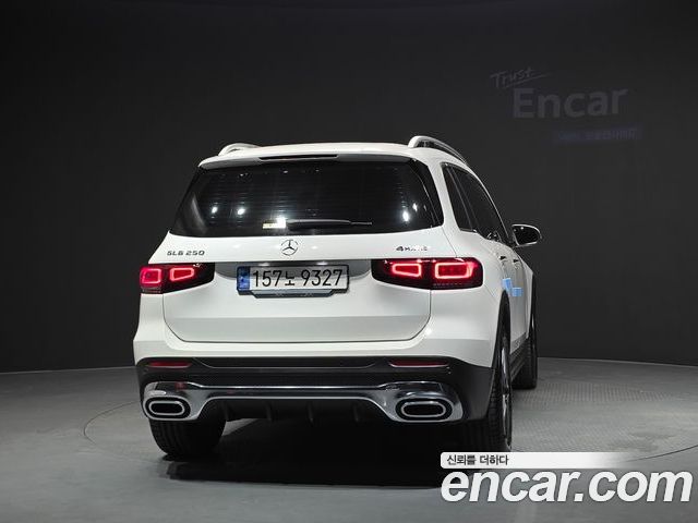 Mercedes-Benz GLB 2023 — фото 4
