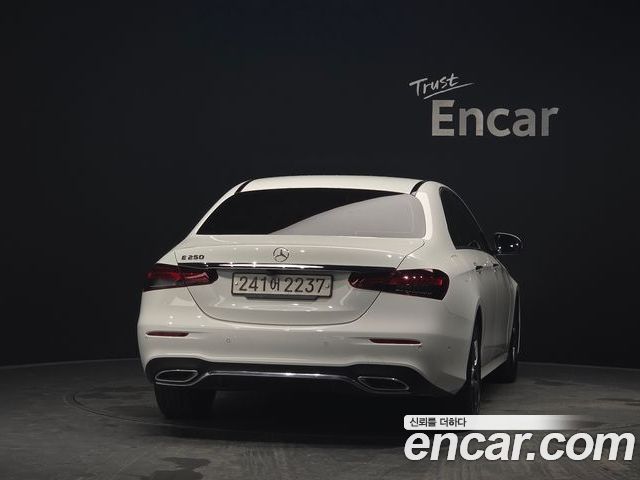 Mercedes-Benz E-Class 2023 — фото 4