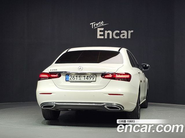 Mercedes-Benz E-Class 2022 — фото 4