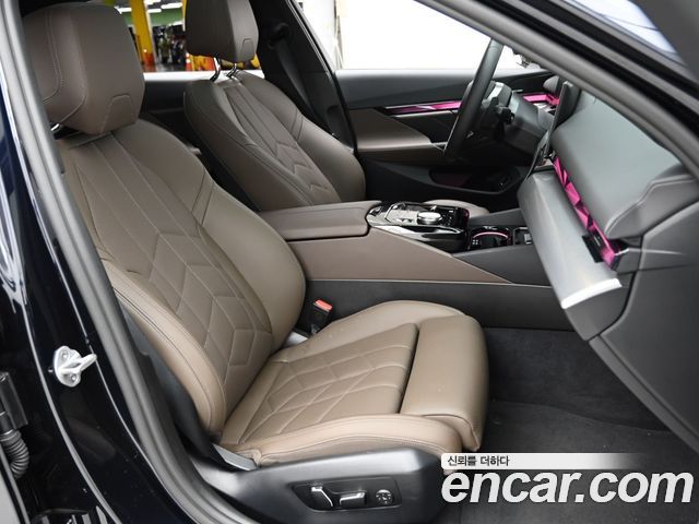 BMW 5 Series 2025 — фото 10