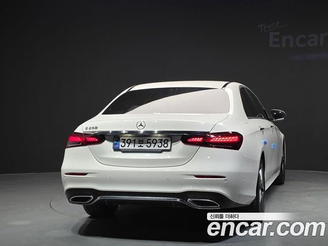 Mercedes-Benz E-Class 2023 — фото 4