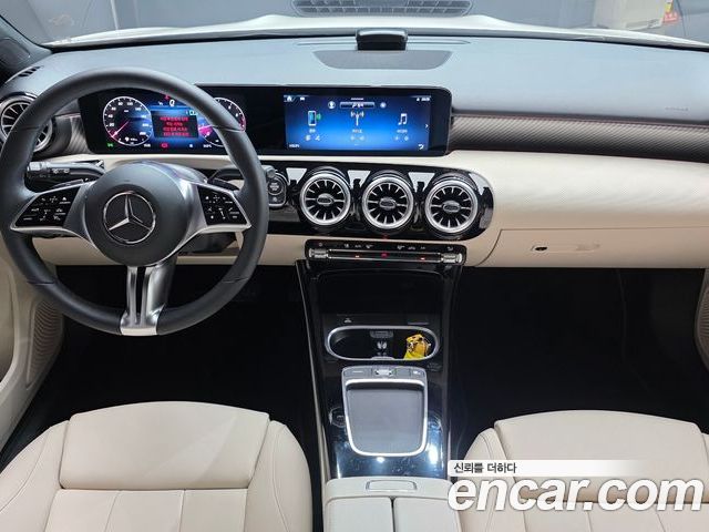 Mercedes-Benz A-Class 2024 — фото 10