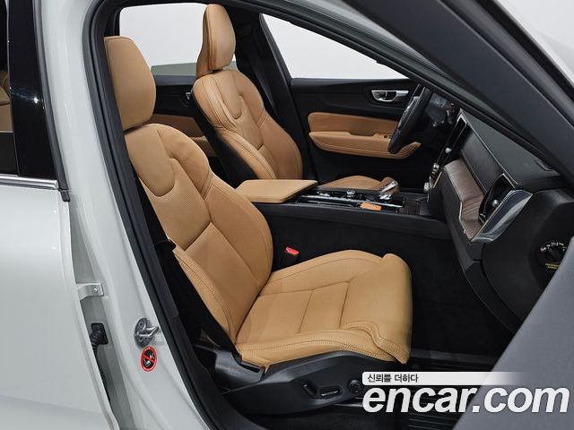 Volvo XC60 2022 — фото 10