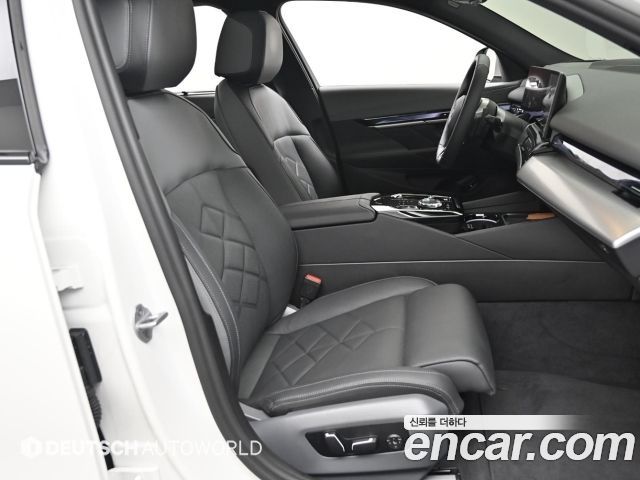 BMW 5 Series 2025 — фото 10