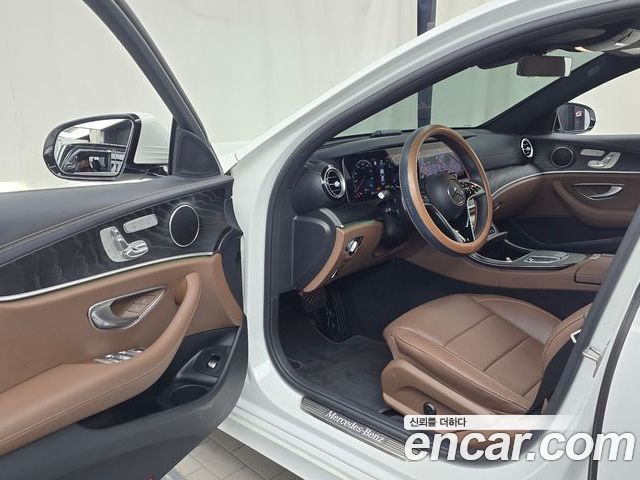 Mercedes-Benz E-Class 2023 — фото 10