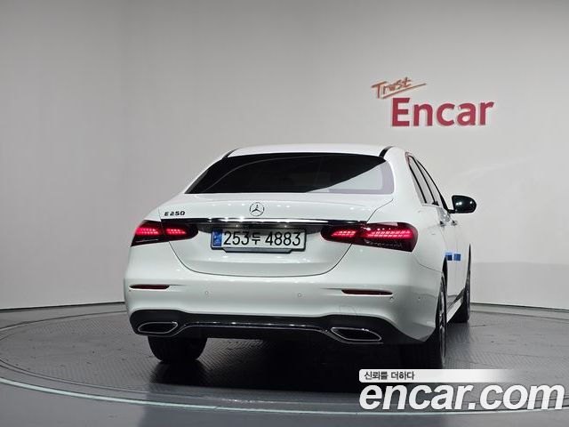 Mercedes-Benz E-Class 2023 — фото 4