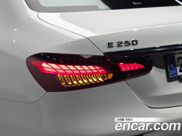 Mercedes-Benz E-Class 2023 — фото 9