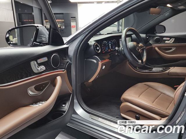 Mercedes-Benz E-Class 2023 — фото 10