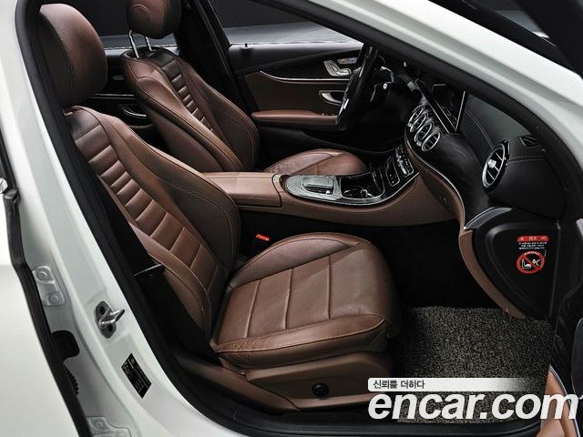 Mercedes-Benz E-Class 2023 — фото 10