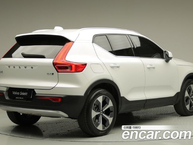 Volvo XC40 2025 — фото 4