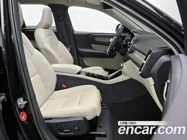 Volvo XC40 2023 — фото 10