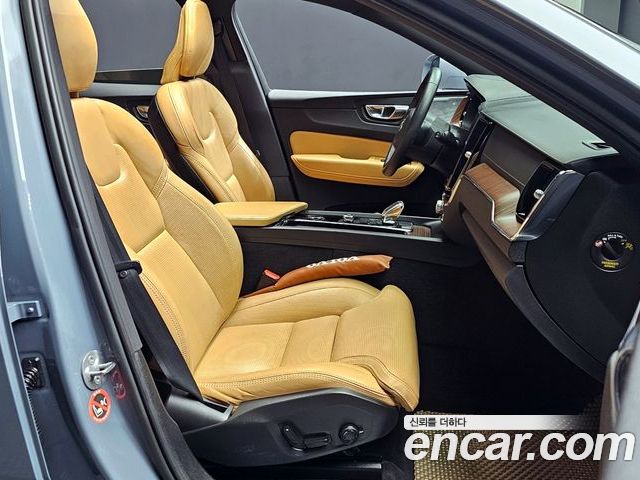 Volvo XC60 2023 — фото 10