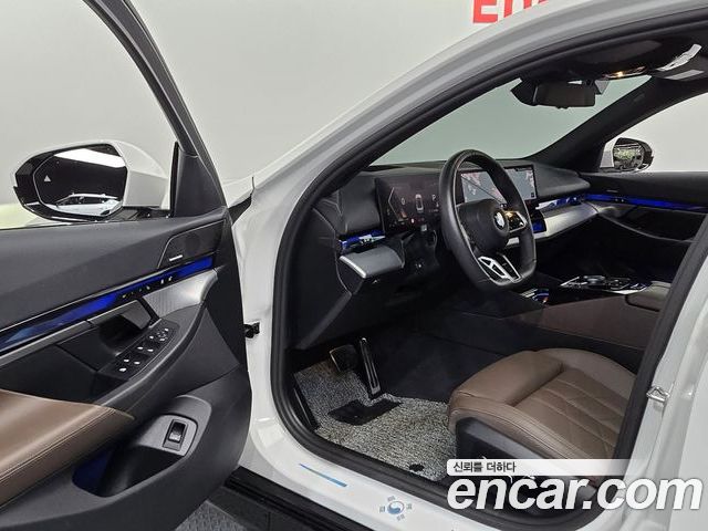 BMW 5 Series 2025 — фото 10