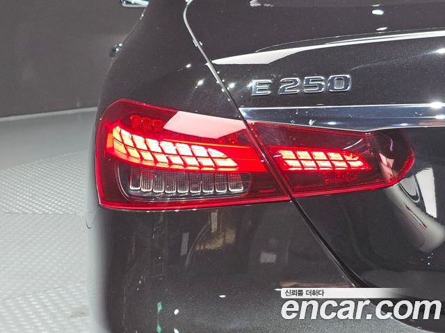 Mercedes-Benz E-Class 2023 — фото 9