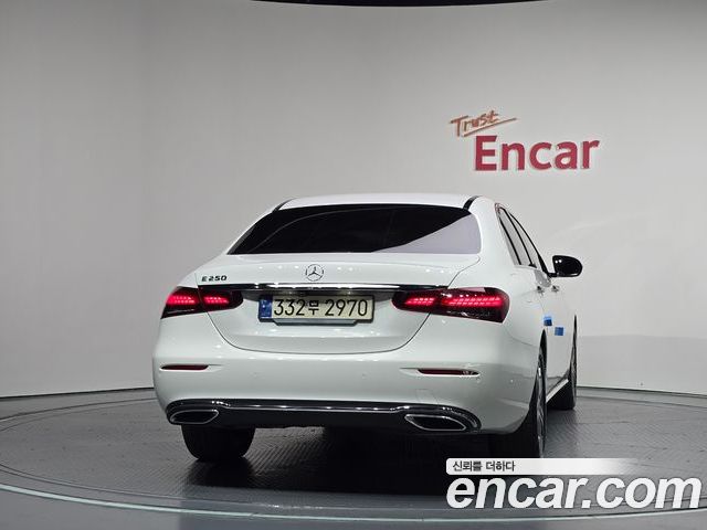 Mercedes-Benz E-Class 2023 — фото 4