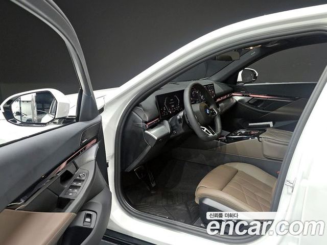 BMW 5 Series 2025 — фото 10