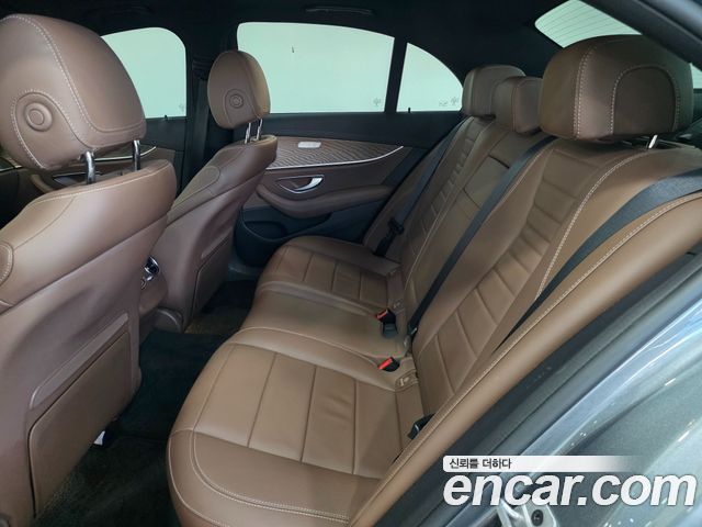 Mercedes-Benz E-Class 2022 — фото 10