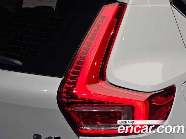Volvo XC40 2023 — фото 9