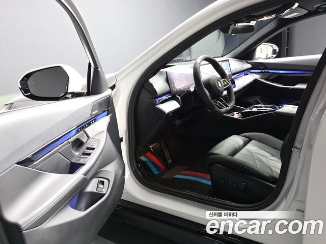 BMW 5 Series 2025 — фото 10