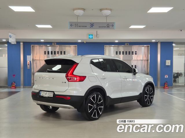 Volvo XC40 2025 — фото 2