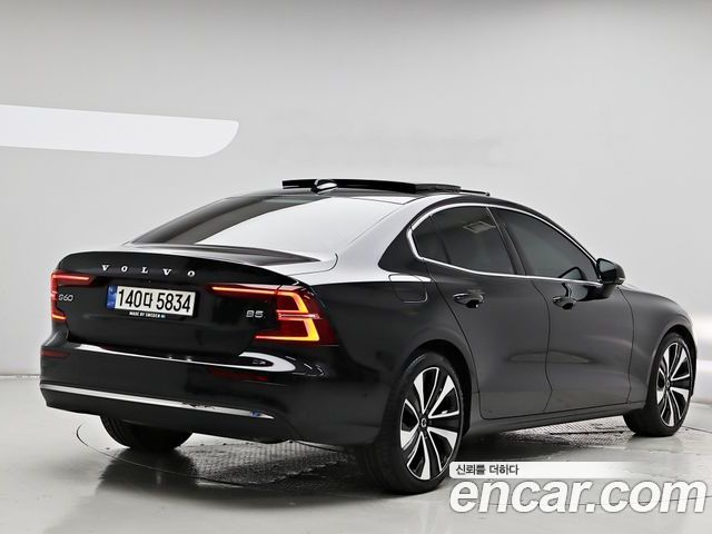 Volvo S60 2023 — фото 4