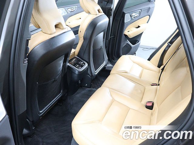 Volvo XC60 2024 — фото 10
