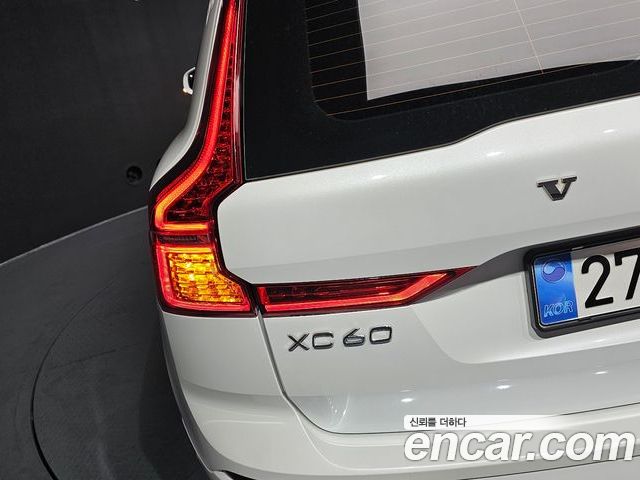 Volvo XC60 2022 — фото 9
