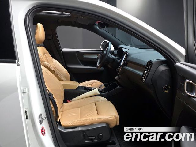 Volvo XC40 2022 — фото 10