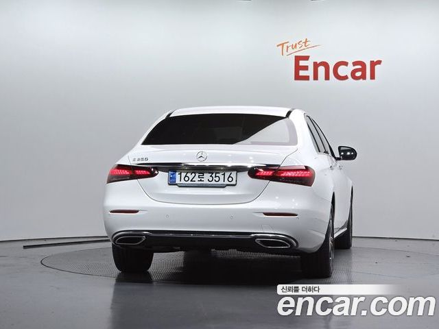Mercedes-Benz E-Class 2023 — фото 4