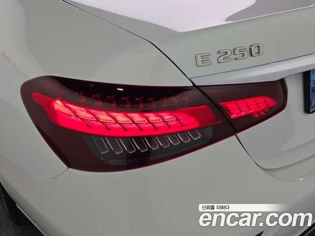 Mercedes-Benz E-Class 2023 — фото 9
