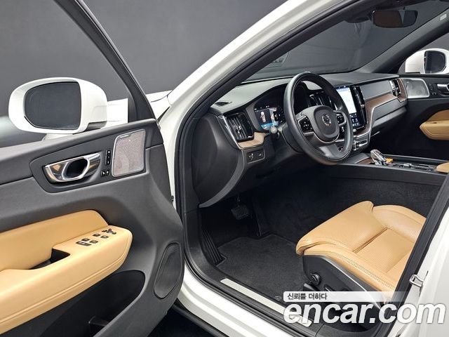 Volvo XC60 2022 — фото 10