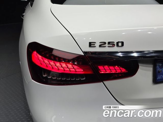 Mercedes-Benz E-Class 2023 — фото 9