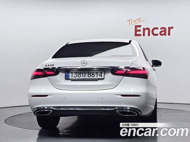 Mercedes-Benz E-Class 2022 — фото 4